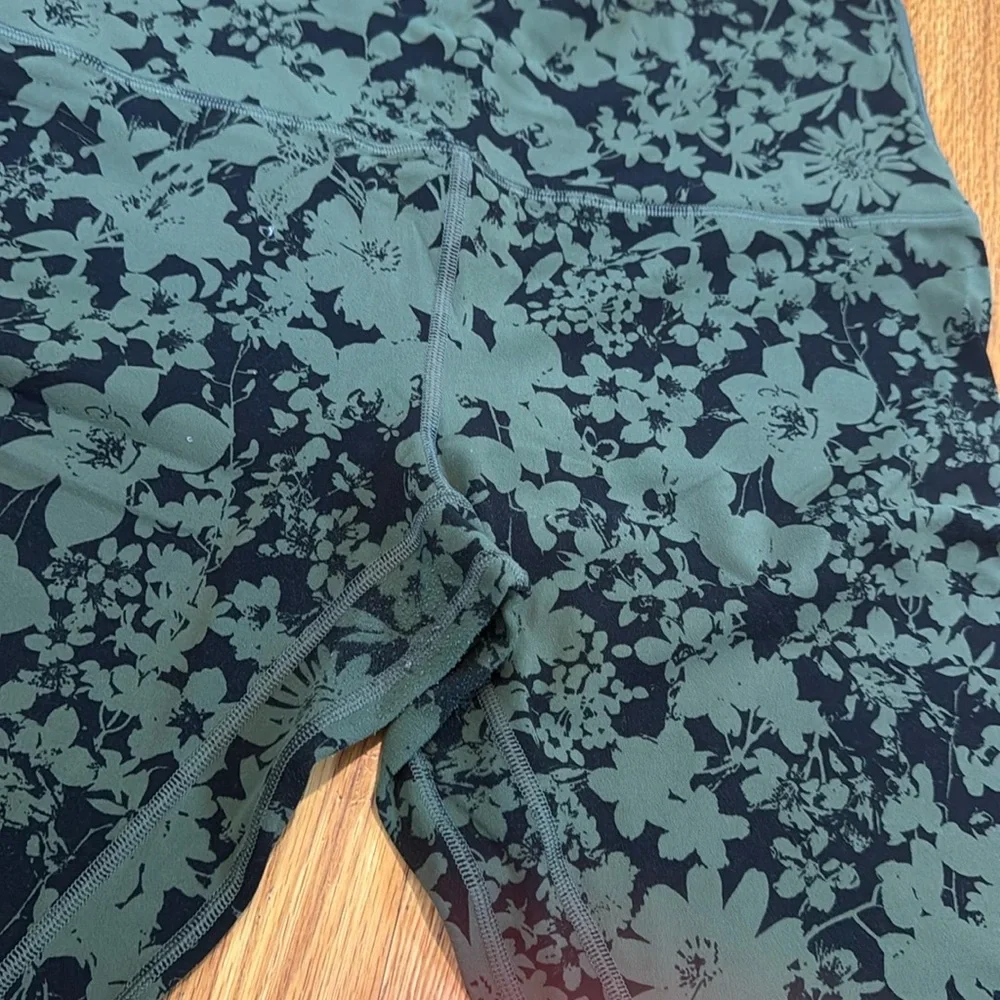 Lululemon Dark Green and Black Floral Capri Leggings Womens 10